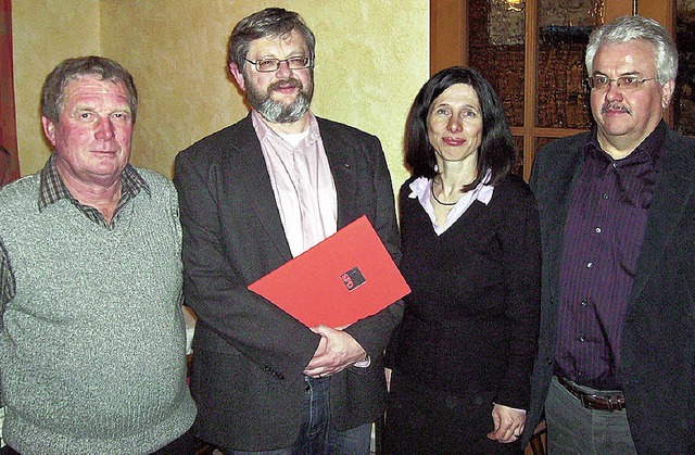 Andreas Mller mit dem Ehrenbrief der ...olzer und Thomas Kaiser  gratulierten.  | Foto: Privat