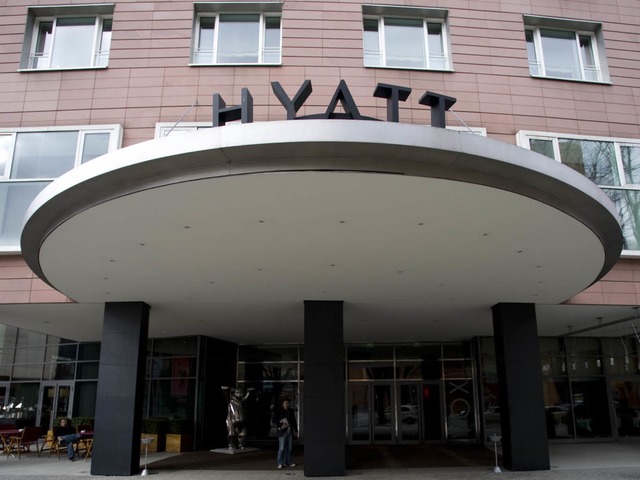 Ort des Geschehens: Das Hyatt-Hotel in Berlin.  | Foto: dpa