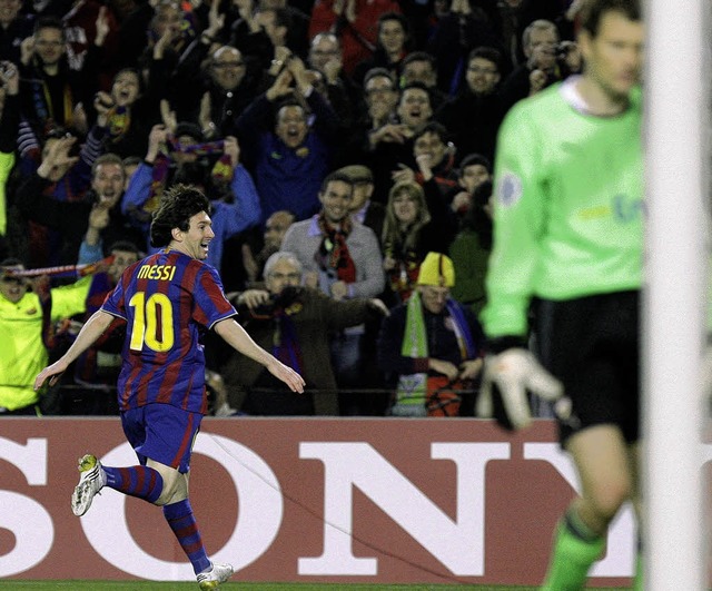 Jubel und Enttuschung: Lionel Messi (...ein 1:0, Jens Lehmann ist zerknirscht.  | Foto: afp