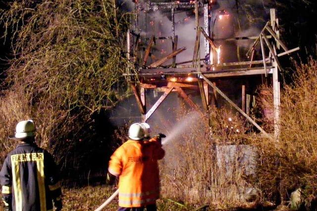 Feuerwehr kann brennendes Baumhaus nicht retten