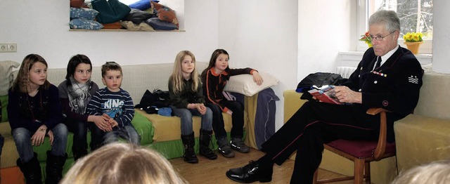 Feuerwehrkommandant Gotthard Benitz liest den Kindern Feuerwehrgeschichten vor.  | Foto: Marion Pfordt