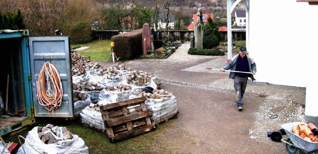 Nach der einvernehmlichen Grenzregelun...mgestaltung des Kirchplatzes begonnen.  | Foto: Reiner Merz