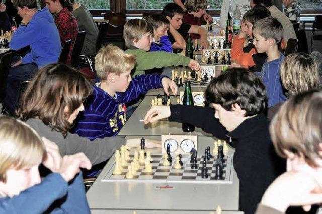 Junge Schachspieler messen schnelles Denken