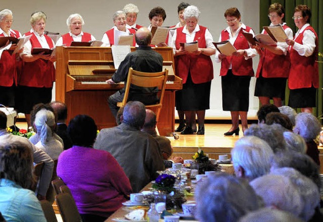 Zum Programm des Btzinger Seniorennac...rug auch der Chor der Landfrauen bei.   | Foto: axel drber