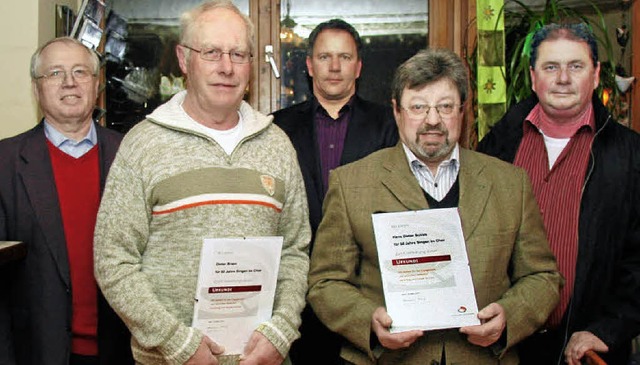 Joachim Linde (links) ehrte Dieter Bri...rich Gschwender (rechts) gratulierten.  | Foto: herbert trogus
