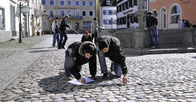 Die Schler messen den Marktplatz aus,...getreue Modelle entwickeln zu knnen.   | Foto: Volker Mnch