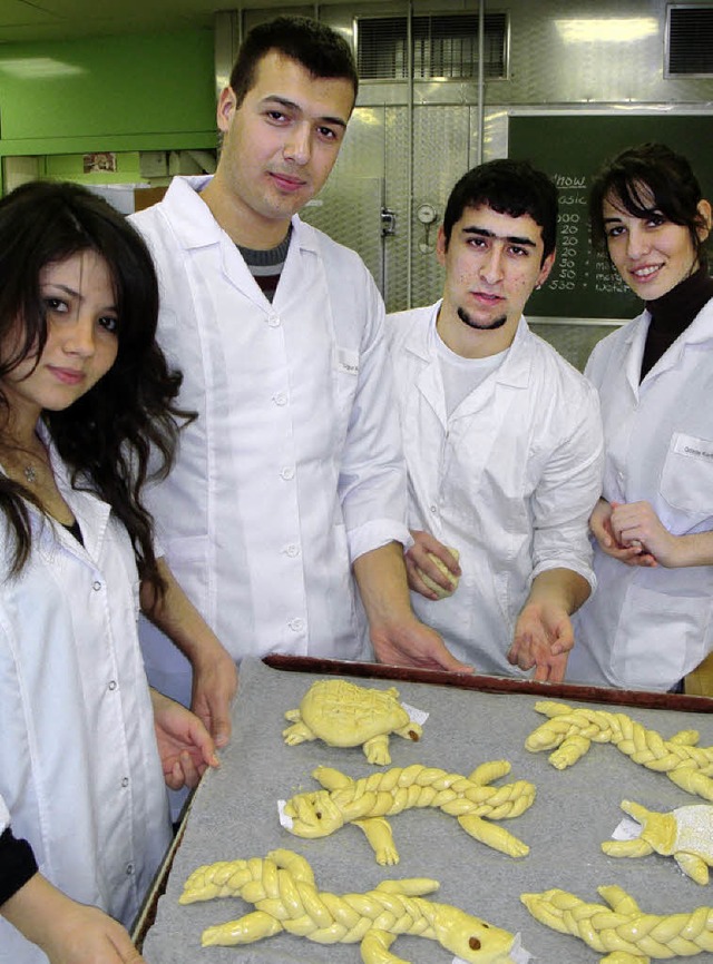 Die Studenten prsentieren selbst hergestelltes Gebck.   | Foto: BZ