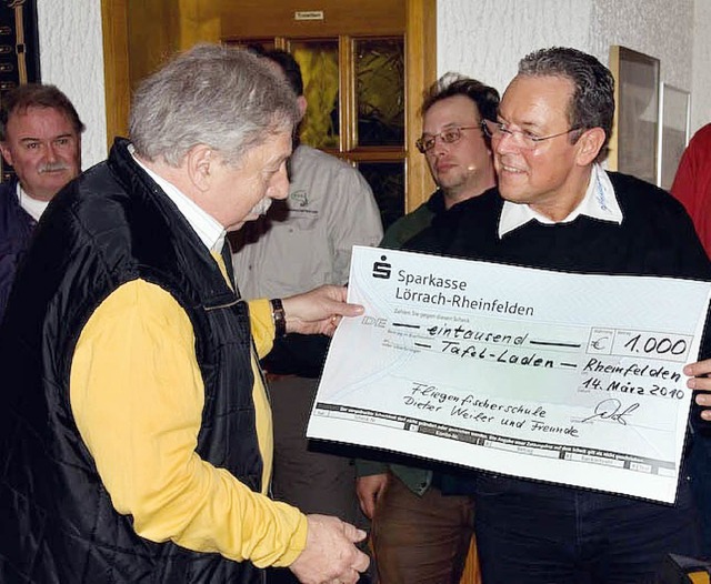 Helmut Moser, Vorsitzender des Tafella...k, den ihm Dieter Weiler berreichte.   | Foto: privat
