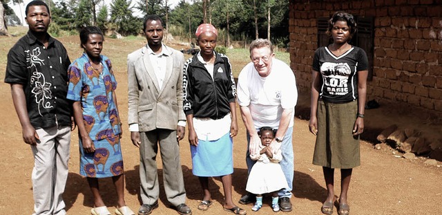 Dieter Grun (Zweiter von rechts) in Kamerun.   | Foto: Privat