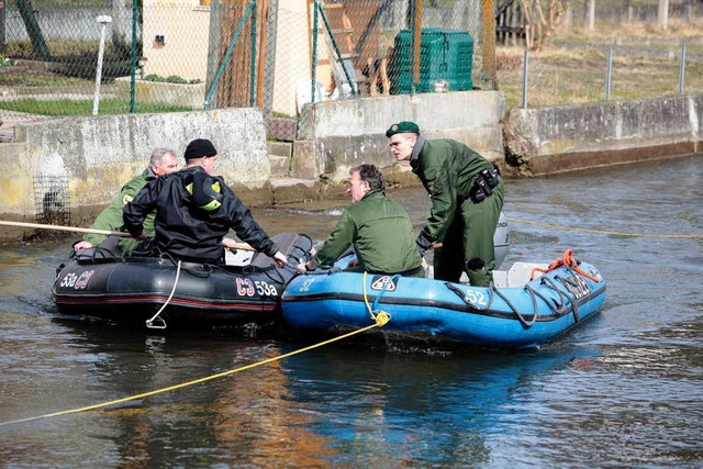 Die Wasserschutzpolizei durchsiebte di...fenhausen auf der Suche nach Indizien.  | Foto: Christoph Breithaupt