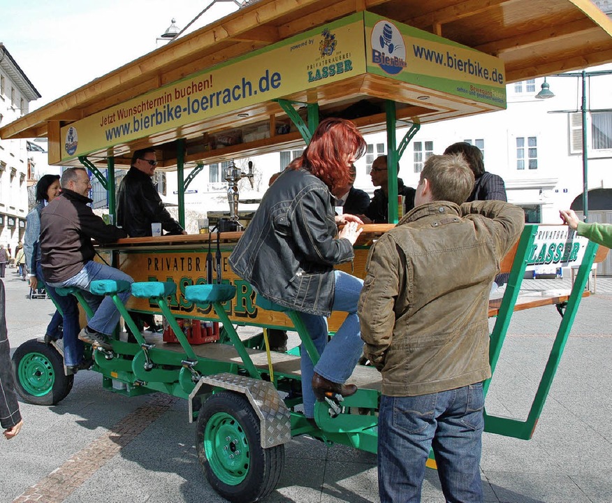 holländische familie mit fahrrad auf weltreise