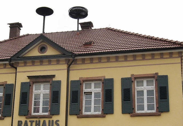 Das Wittelbacher Rathaus hat was aufs Dach bekommen.  | Foto: Gemeinde