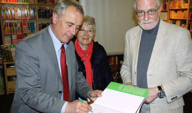 Beim Signieren des Buches ber den Hoc...(links) und Harald Riesterer (rechts)   | Foto: andreas peikert