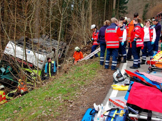 Retter kmmern sich um die Verletzten  des Busunfalls.  | Foto: Axel Kremp