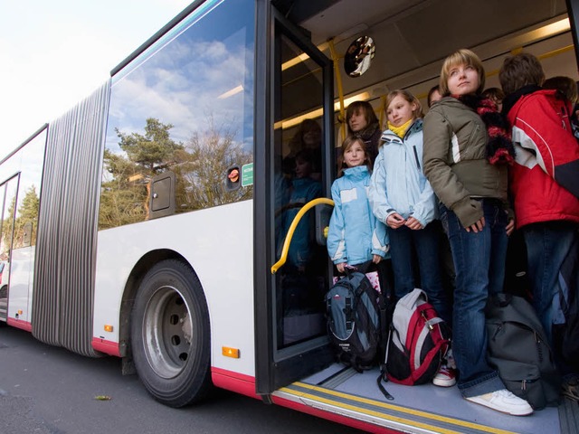 Viele Schulbusse fahren zu schnell -  stellte der ADAC in einem Test 2009 fest.  | Foto: dpa