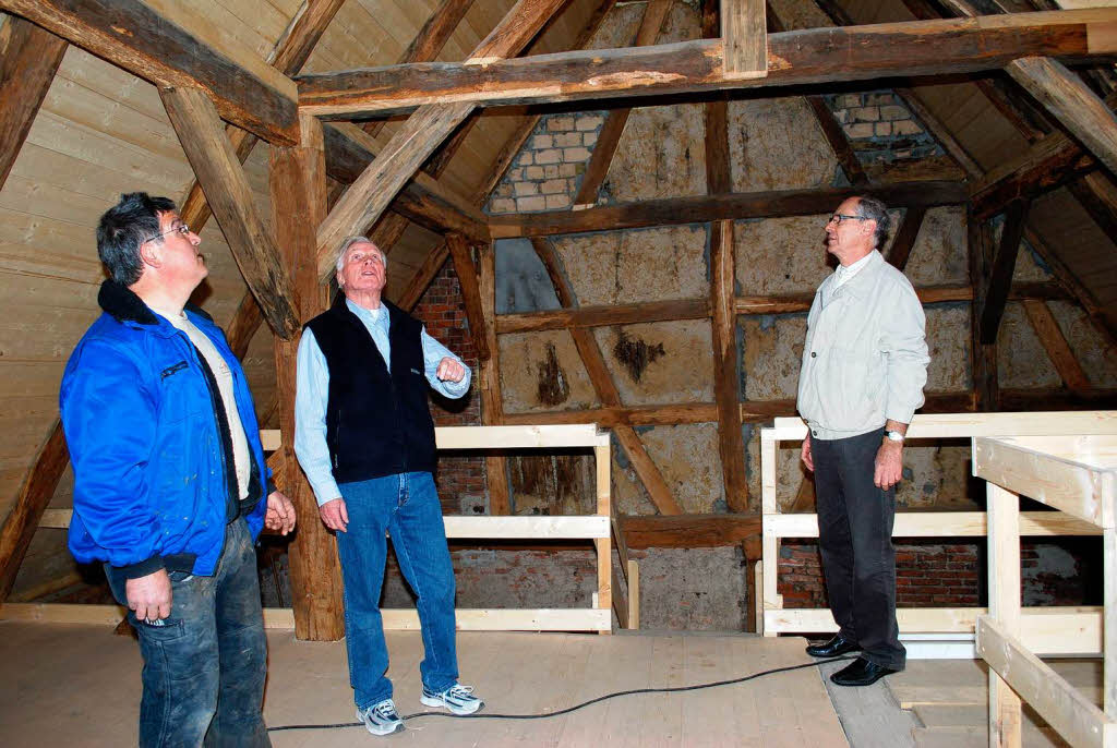 Im Anwesen Leonhardt zeigen Polier Rudi Burkhardt, Vorsitzender Alfred Schruhl und  Stellvertreter Ernst Schroff die  Sanierung