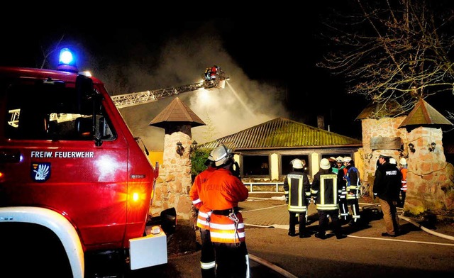 Die Feuerwehr bei ihrem Einsatz.  | Foto: Wolfgang Knstle