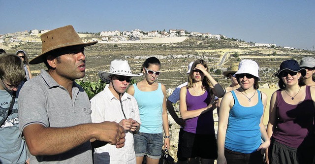 Daoud Nassar fhrt die Kaisersthler M...Hintergrund eine israelische Siedlung.  | Foto: Johanna Sillmann