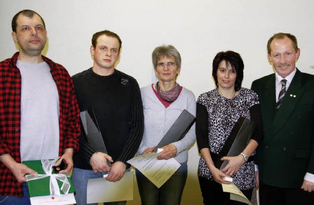 Ortsvorsteher Franz Lupfer konnte Patr...Blutspenden auszeichnen (von rechts).   | Foto: Elfriede Mosmann