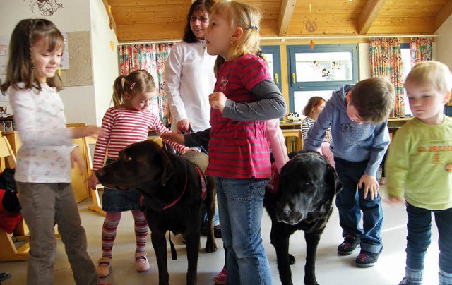 Im Handumdrehen konnte Silvia Keller d...ichtigen Umgang mit Vierbeinern geben.  | Foto: Martha Weishaar