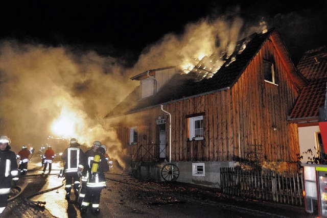 Trotz des Groeinsatzes der Feuerwehr ...Tannenkircher Strae nicht zu retten.   | Foto: mps