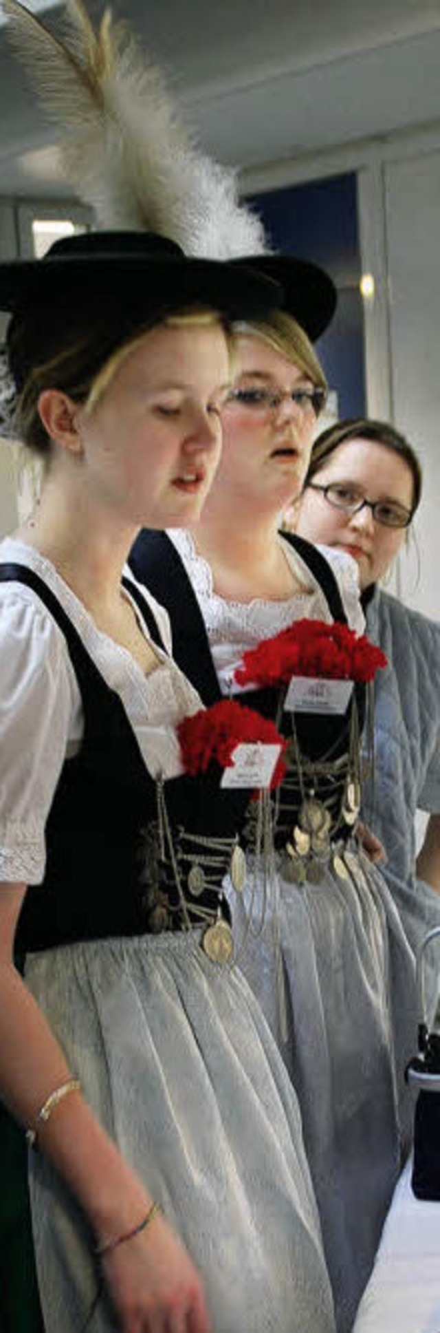Zwei Klnerinnen in bayrischer Tracht - auch das gibt's.   | Foto: Beil