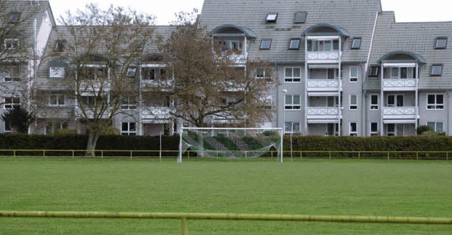 Das Sportgelnde wird kleiner, die Sta...cke an der Josefstrae zu verkaufen.   | Foto: Ralf Staub