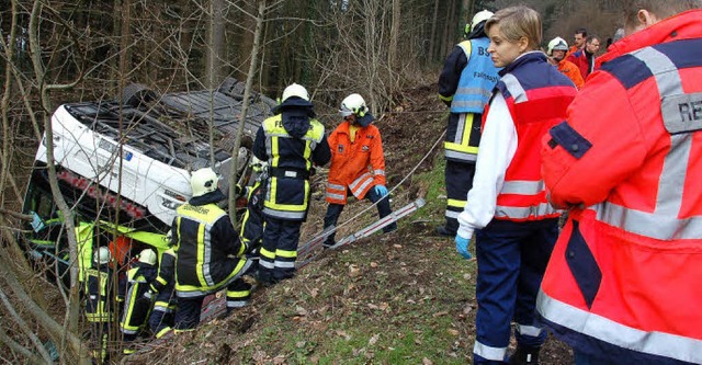 Whrend die Feuerwehr die Verletzten a...n eines der Krankenhuser vorbereitet.  | Foto: Axel Kremp