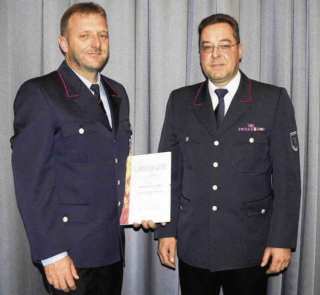 Andreas Schlude (links) wurde bei  der...ment im Feuerwehrwesen ausgezeichnet.   | Foto: Burger