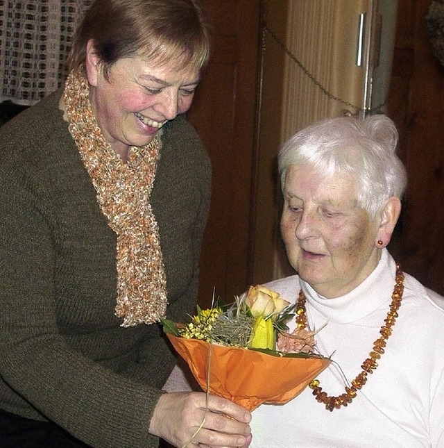 Maria Diemer  wurde fr 30 Jahre bei d...ehrt,  Linda Lais berreichte Blumen.   | Foto: bz