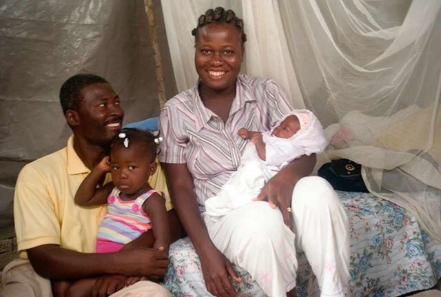 Haiti Familie mit Kind, das eine viertel Stunde vor dem Erdbeben geboren wurde.  | Foto: bz