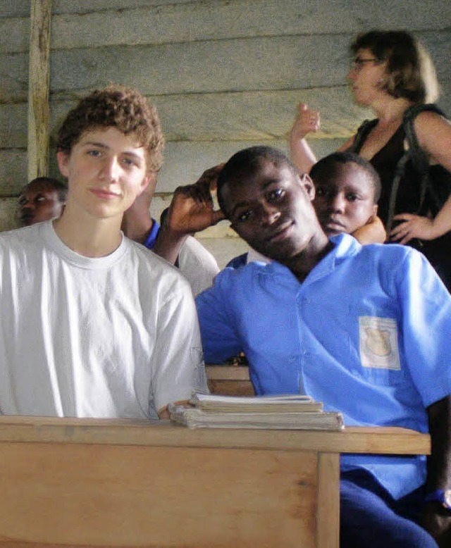 Johannes Zeiher aus Schopfheim und Ant...n Bisoro Balue ber Schule in Kamerun.  | Foto: privat