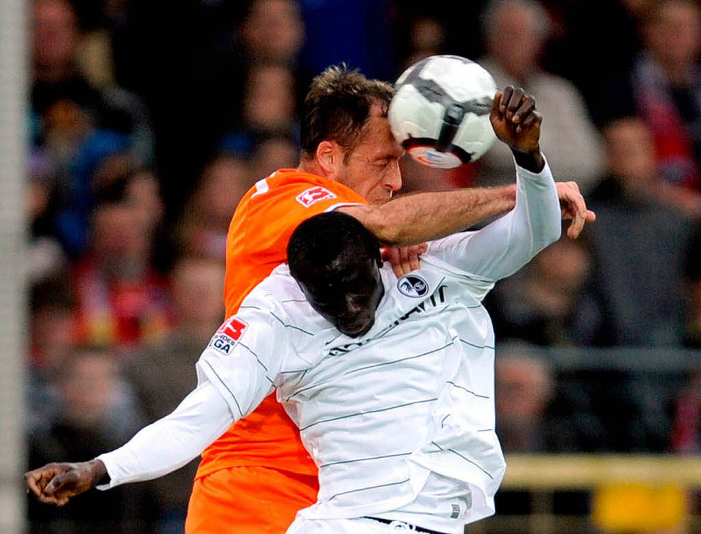 Nikolce Noveski (l) von Mainz im Kopfballduell mit Papiss Cisse (r) von Freiburg.