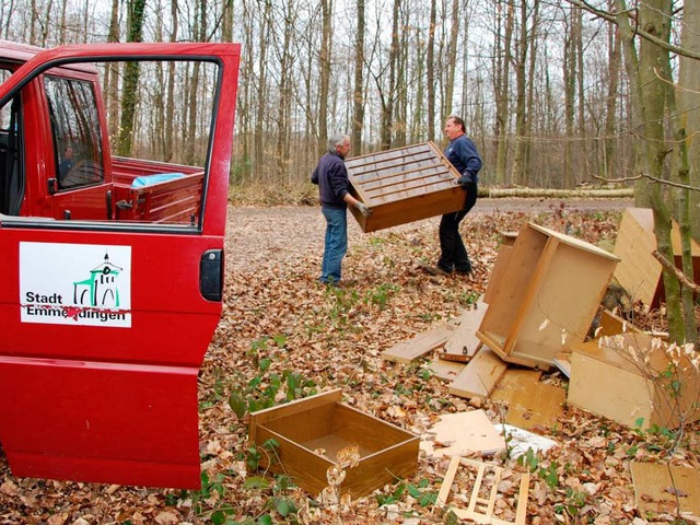 Im Wald bei Windenreute mussten Mitarbeiter des Bauhofs  alte Mbel einsammeln.  | Foto: Dieter Erggelet