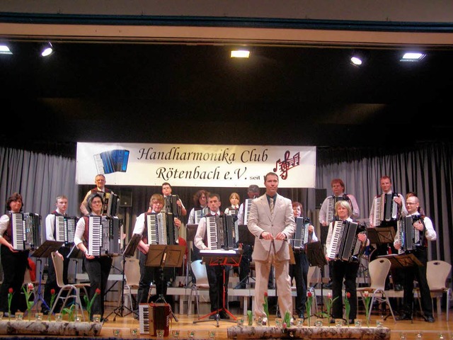 Das Konzertorchester des Handharmonikaclubs unter Leitung von Uros Svete.  | Foto: Liane Schilling