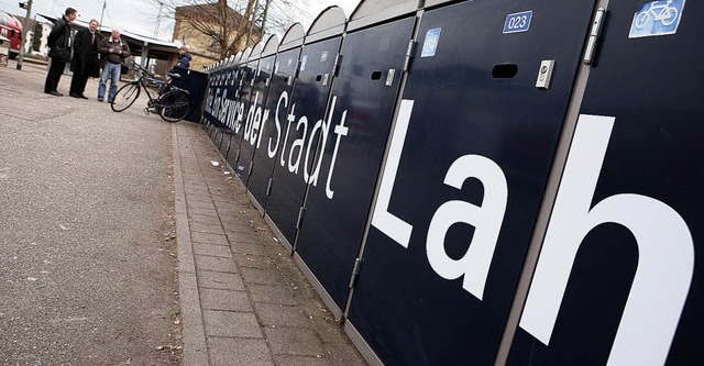 Zum Jahreswechsel aufgestellt und scho...r alle belegt: die Radboxen am Bahnhof  | Foto: christoph breithaupt