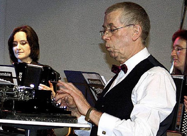 &#8222;Typewriter&#8220;: Hans-Peter Brombacher an der Oldie-Schreibmaschine  | Foto: Walter Bronner