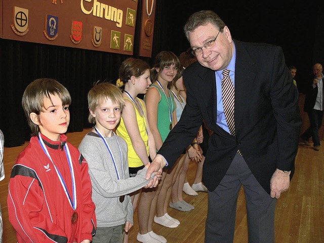 Brgermeister  Gerhard Borchert zeichn...eichenbach vom Turnverein  Ichenheim.   | Foto: Dieter Fink