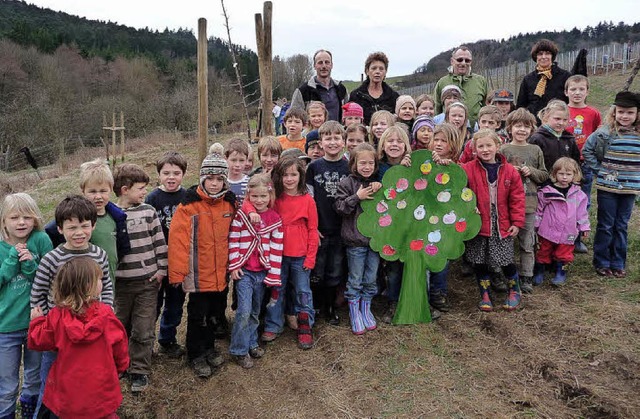 Schler der Grundschule Grunern pflanz...rgerverein sowie das Lehrerkollegium.   | Foto: Manfred Burkert