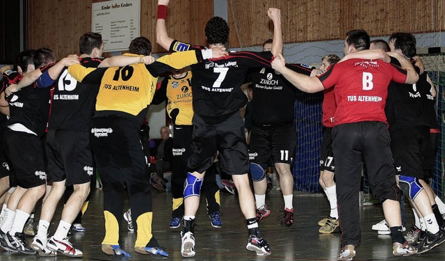 HandballTV Seelbach vs. TuS Altenheim ...nheimer Spieler feirern nach dem Spiel  | Foto: Peter Aukthun-Grmer