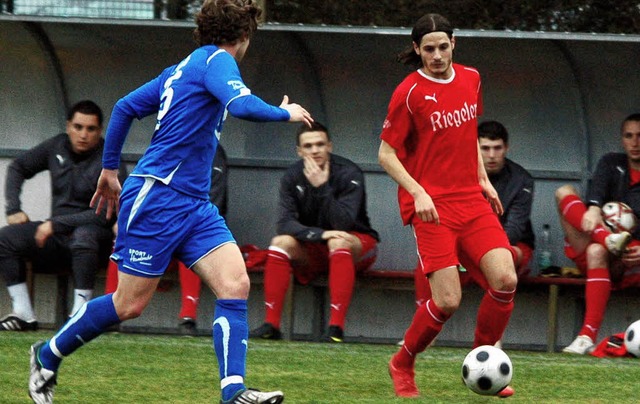 BSC-Angreifer Johannes Fiand (rechts) ...fer Abwehr aus  den  Angeln zu heben.   | Foto: Ehret