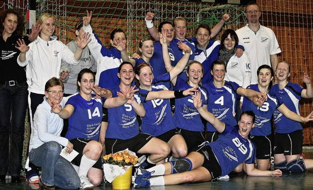 HandballTV Lahr Lahrer Damen feiern nach dem Spiel  | Foto: Peter Aukthun-Grmer