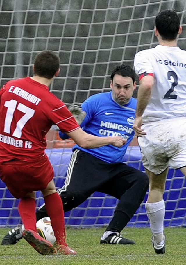 Kein guter Tag fr den FC Steinen-Hll...er Torhter  allerdings die Oberhand.   | Foto: Meinrad Schn