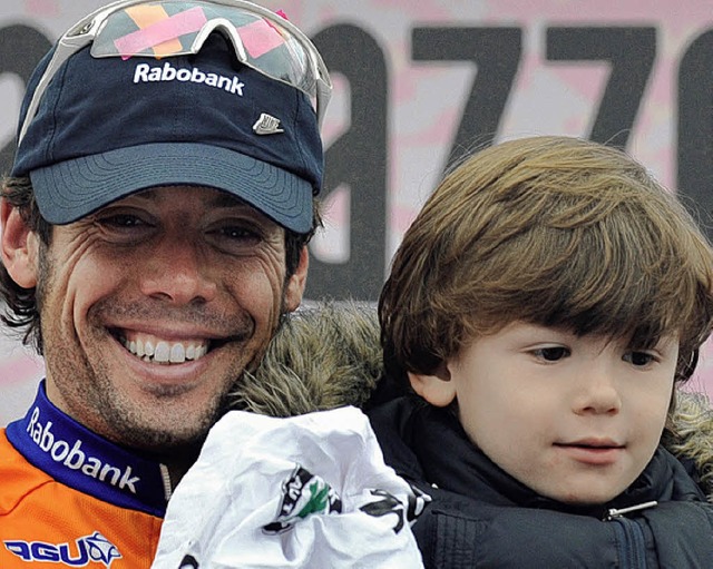 Oskar Freire und sein Sohn bei der Siegerehrung  | Foto: afp