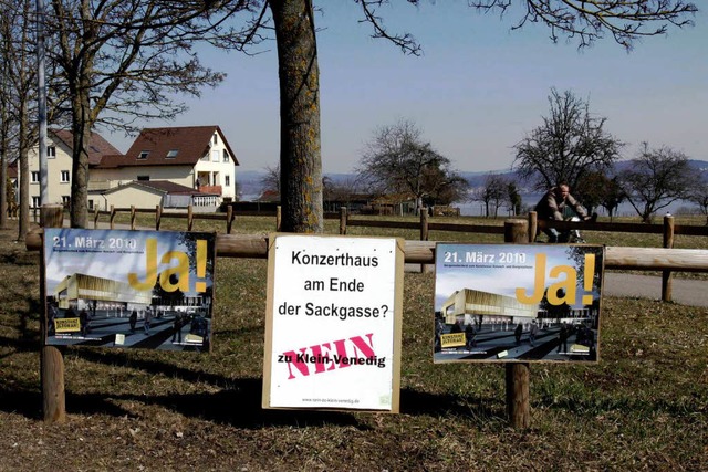 Plakate von Befrwortern und Gegnern des geplanten Konzerthauses in Konstanz  | Foto: ddp