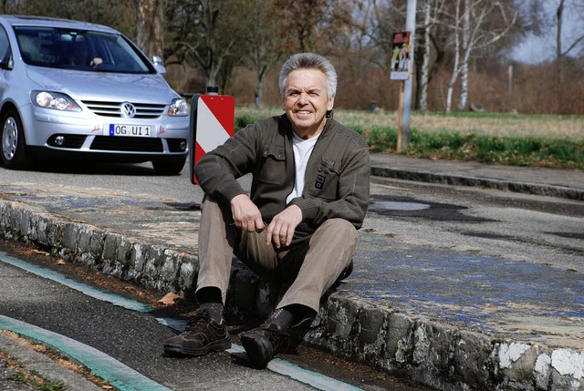 Robert Schulz, Vorsitzender der Brger...Verkehrsinsels in der  Platanenallee.   | Foto: Siefke