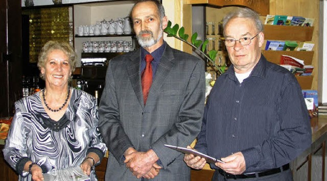 Alfred Mller (Mitte) ehrte in der Hau...nmitglied des Kirchenchors Bubenbach.   | Foto: gert brichta