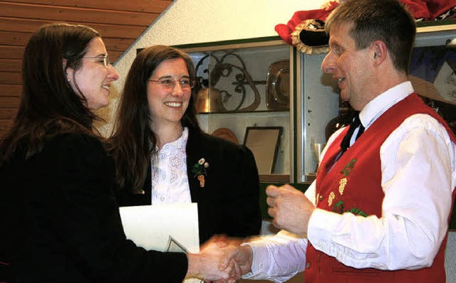 Tina Rombach und Nadine Probst (von li... Groklaus die silberne Vereinsnadel.   | Foto: elisabeth jakob-klblin