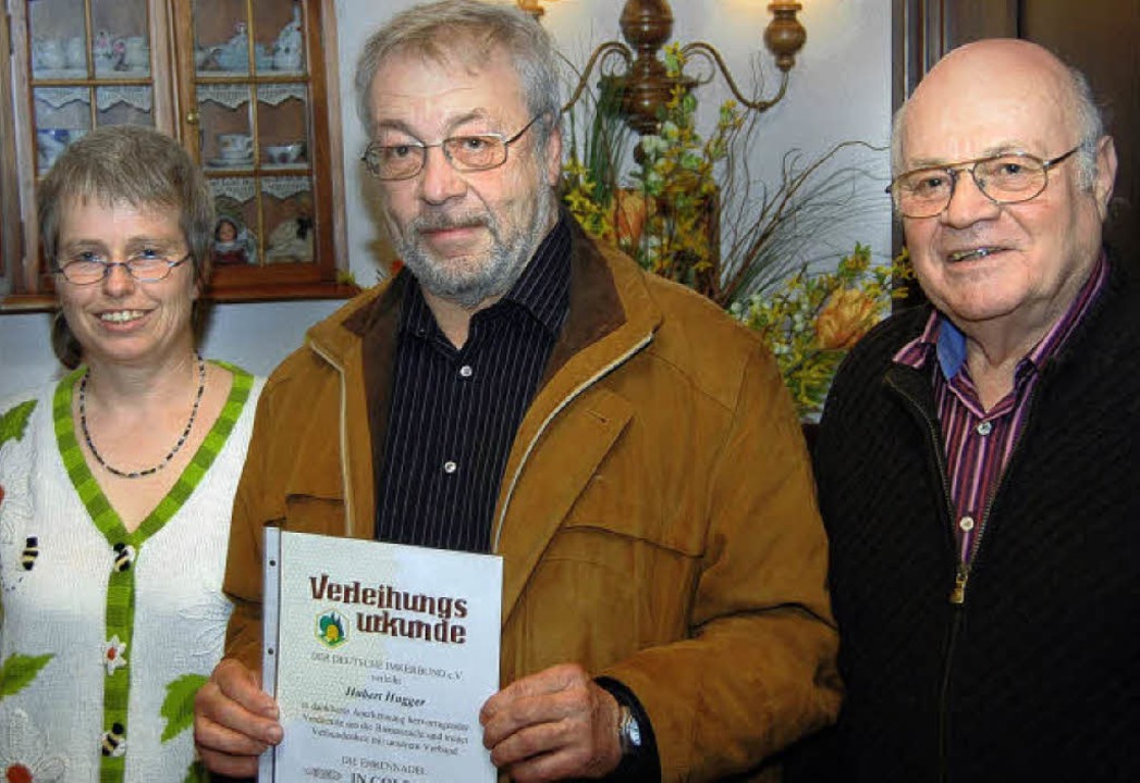 Der Kreisvorsitzende Albert Mayer (rec...tzende  Dorothea Raimann gratulierte.   | Foto: hans-jochen voigt