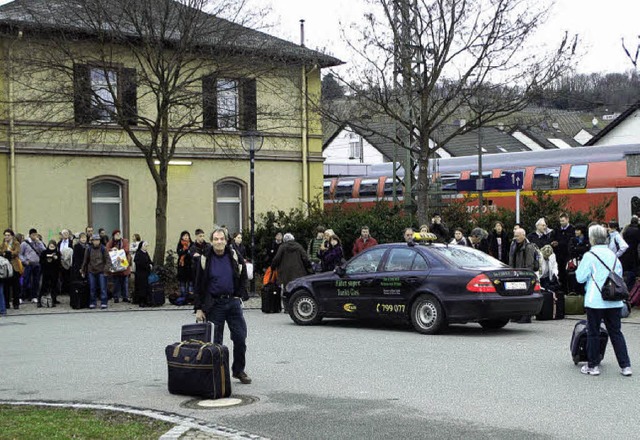 Gestrandete Bahnreisende in Efringen-K...ch nur ein einziges Taxi organisieren.  | Foto: Cremer